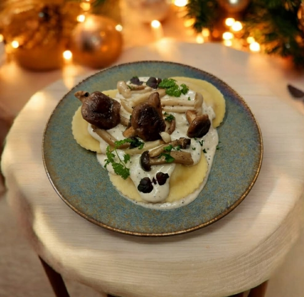 Entrée : Ravioles aux champignons des bois et sauce truffée (végétarien)