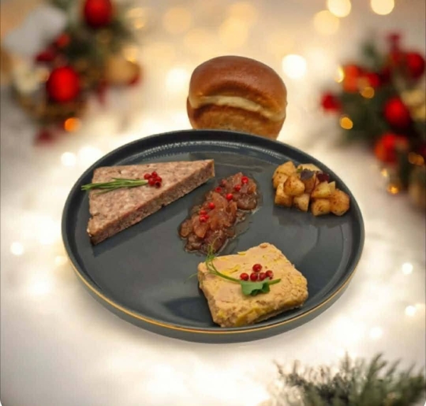 Entrée : Foie gras, terrine de gibier, confit d'oignons, pomme poire calvados, pain brioché