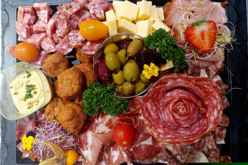 Sous le porche : boucherie à la ferme